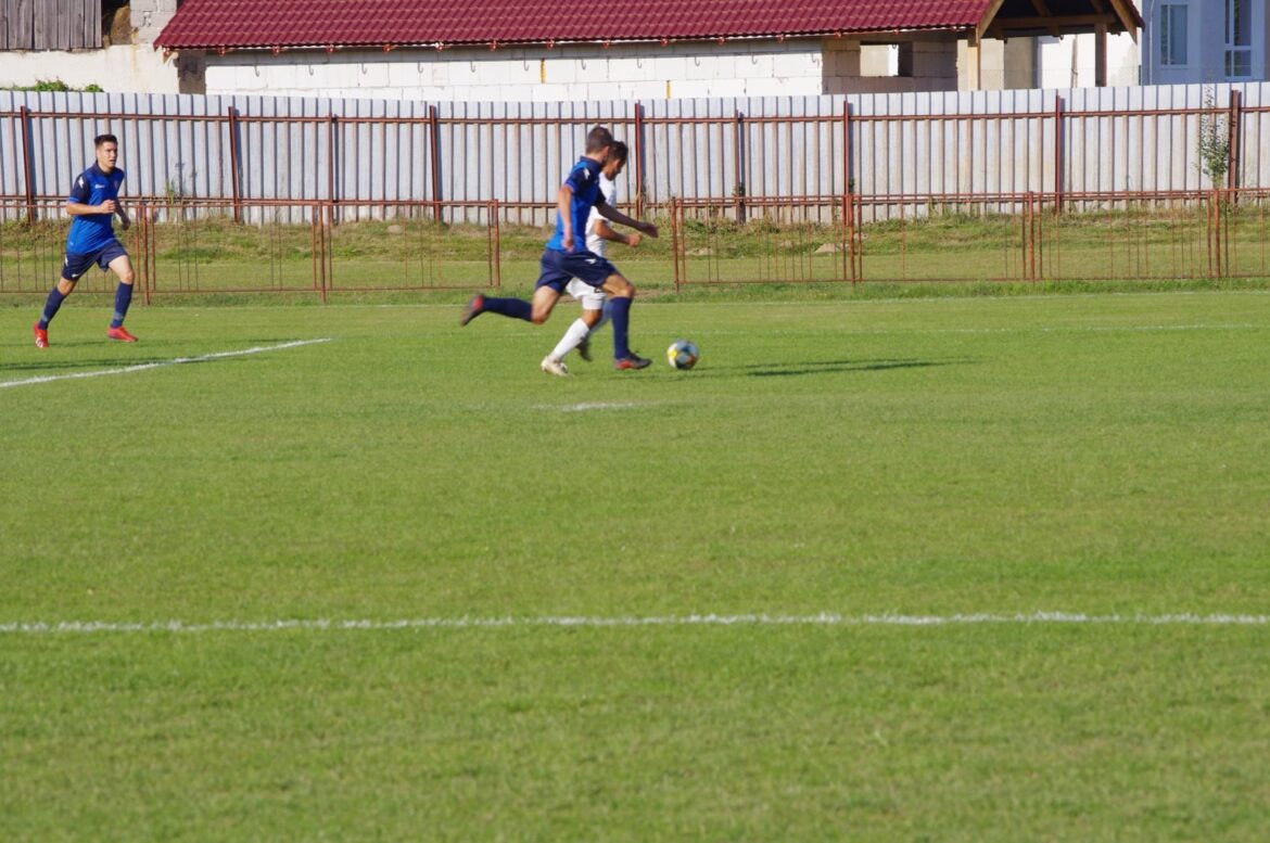 FUTBAL: Štvorgólový Patrik Klimo. Kriváň udrel v závere zápasu. Duel medzi Hriňovou a Hrochoťou víťaza nespoznal