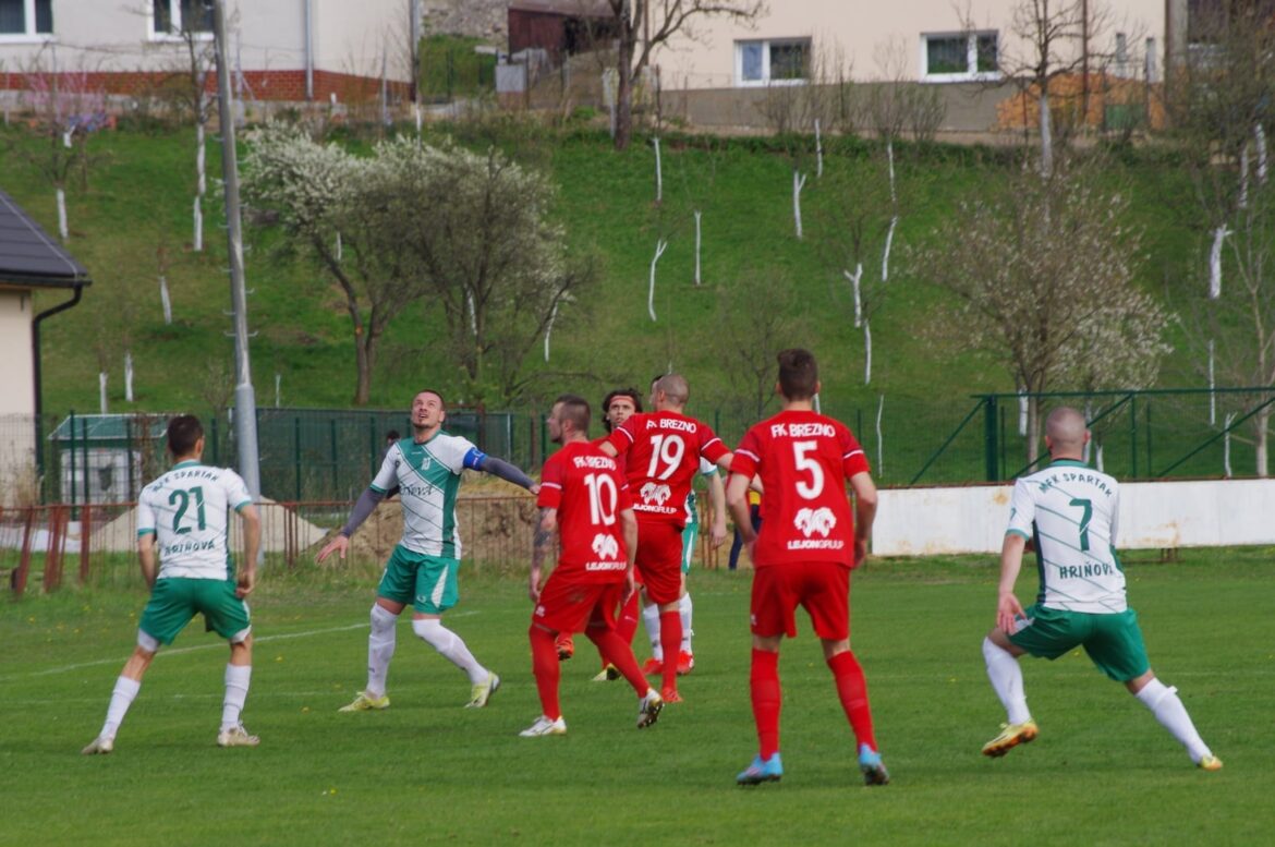 FUTBAL: Parádna divácka návšteva v Stožku. Derby v Očovej bez kartového trestu. Hattrickom sa blysol Látkar Dominik Kudlík