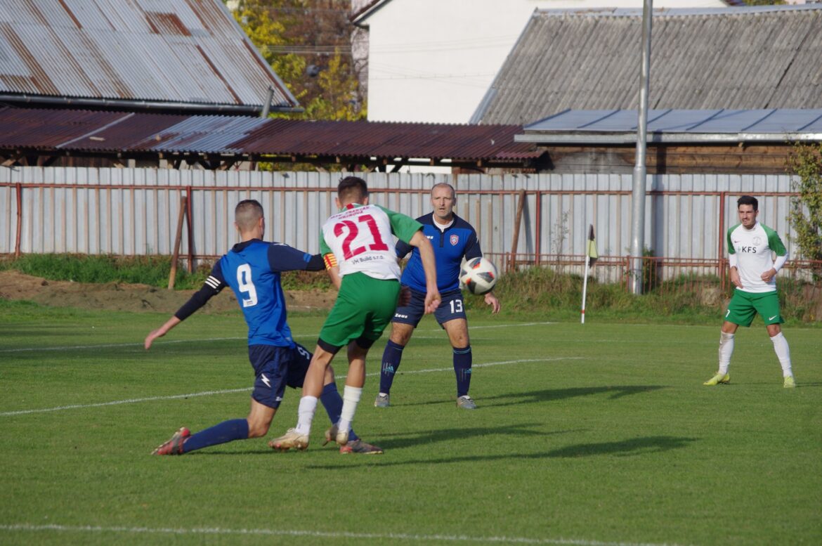 FUTBAL: V drese OŠK Stožok sa blysli hattrickom Patrik Klimo a Martin Novák. 8-gólová prestrelka v Hrochoti. Víťazná rozlúčka Látok