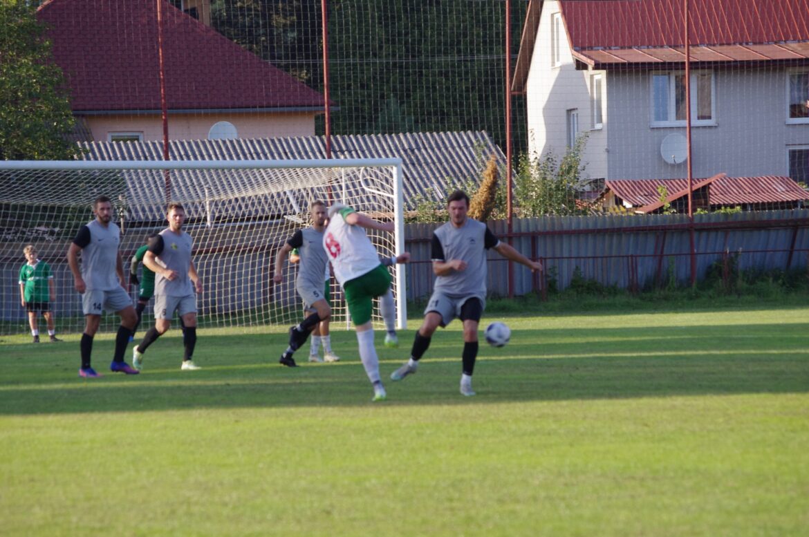 FUTBAL: Derby v Hriňovej sledovalo 700 divákov. Duel Očovej so Sielnicou rozhodla penalta. Gólová prestrelka v Hrochoti