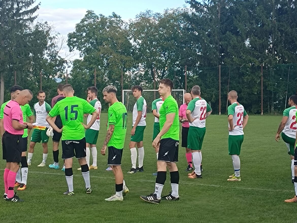 FUTBAL: Štyrmi gólmi zahviezdil hráč Látok Mário Kurák. Za Zvolenskú Slatinu nastúpili otec so synom. V Stožku padali góly až po zmene strán