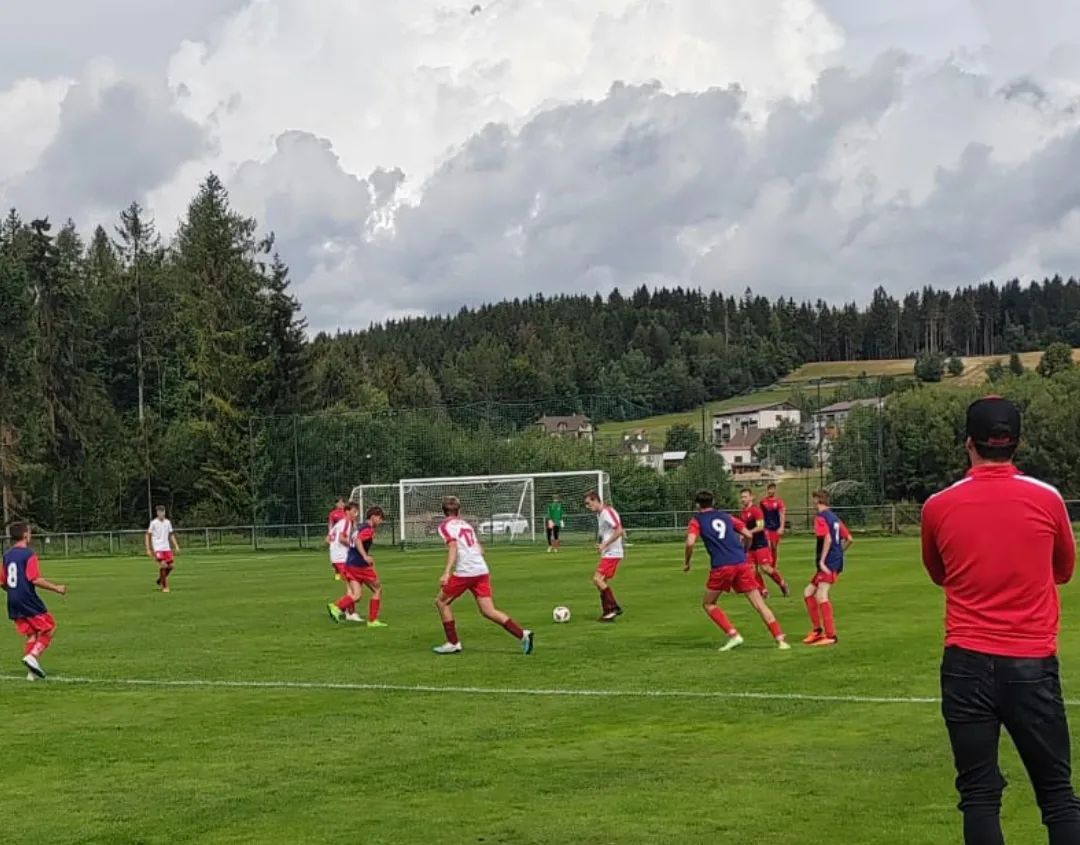 DORASTENECKÝ FUTBAL: Látky dohrávali v desiatich. Starší dorast rozhodol o svojom triumfe už v prvom polčase