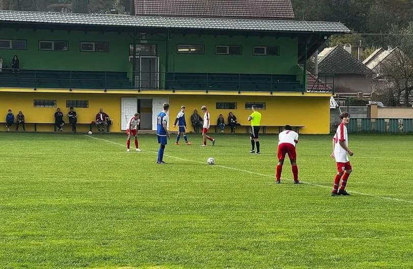 DORASTENECKÝ FUTBAL: V zápase staršieho dorastu udelil rozhodca päť červených kariet. Hattrick Látkara Kevina Melicherčíka