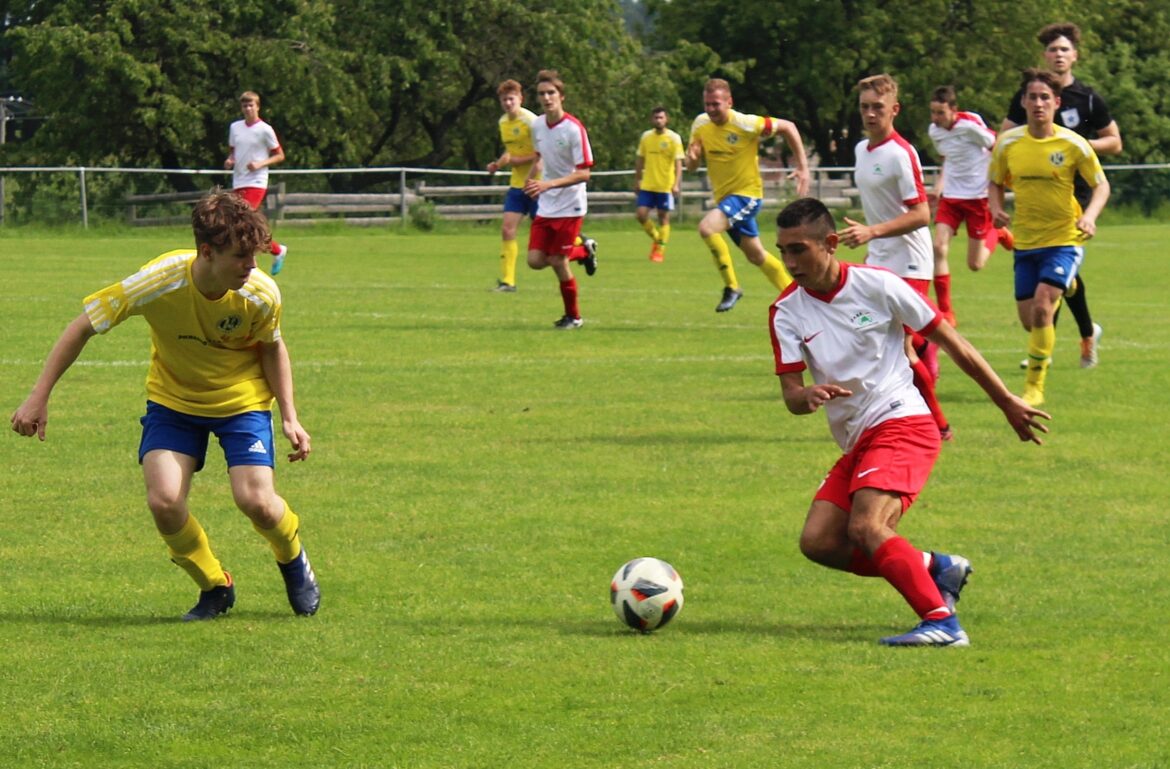 DORASTENECKÝ FUTBAL: Na Látkach padali góly až v druhom polčase. Mladší dorast sa dočkal prvého víťazstva v sezóne