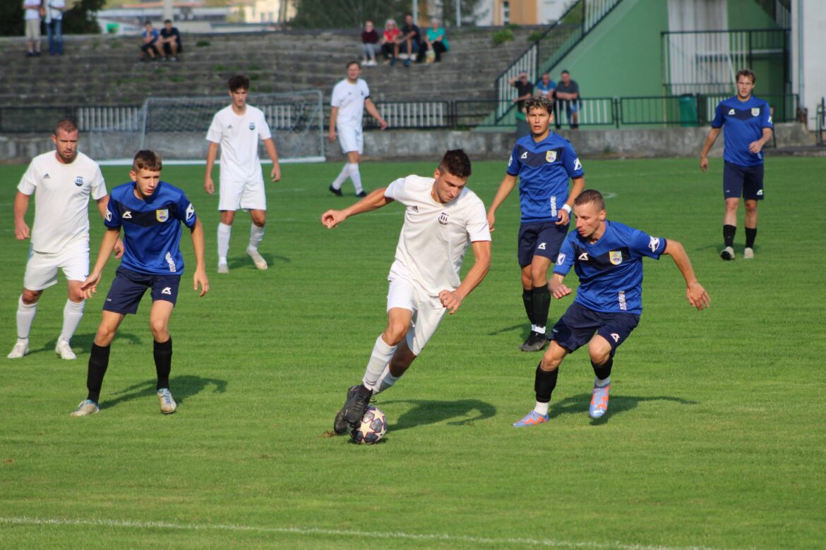 FUTBAL: Detviansky kapitán Rapčan nedal penaltu, hattrick Látkara Kuráka a zakopnutie Kriváňa v Ostrej Lúke