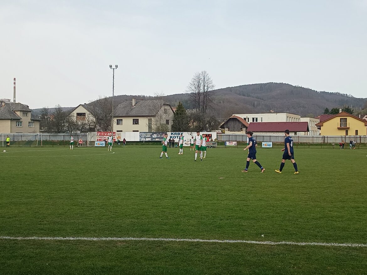 FUTBAL: Na Hrochoti sa nehralo, gólový záver duelu v Poltári a dvojgólový Slatinčan Michal Mlynár