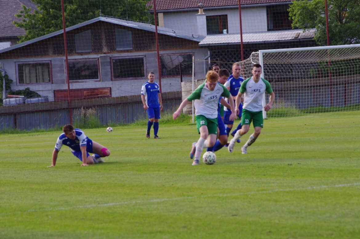 KAM ZA FUTBALOM: Látky čaká náročný víkend, derby medzi Slatinou a Očovou, Stožok hostí lídra