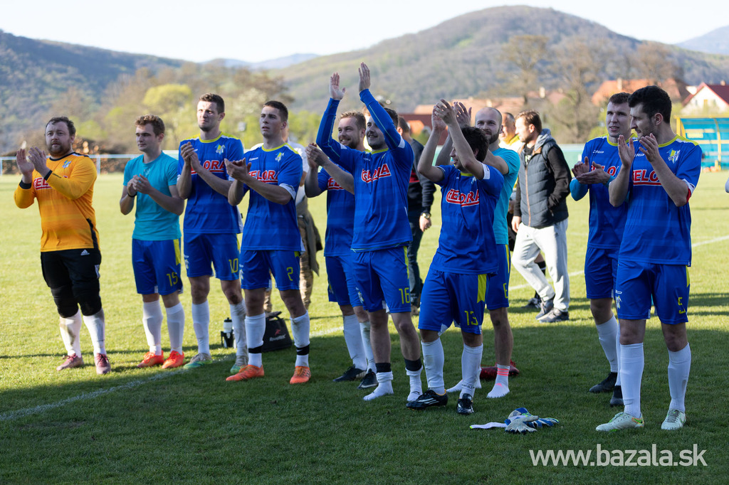 FUTBAL: Tri penalty na Detvianskej Hute, tréner Kamas dostal červenú kartu a brankár Zemiar opäť neinkasoval