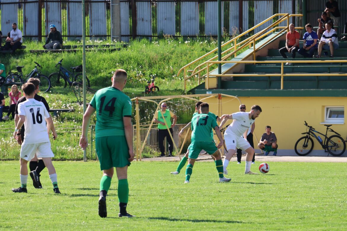 FUTBAL: Hattrickom sa blysol Marek Svintek z Očovej, prvý seniorský gól Dominika Kršiaka (Kriváň) a ďalšia nula Petra Kršiaka z Huty