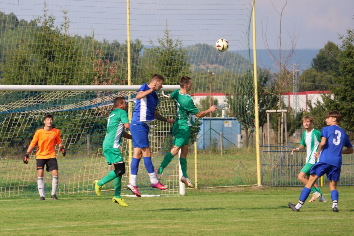 FUTBAL: Zápas na Detvianskej Hute sledovalo 450 divákov, v Očovej padli po zmene strán štyri góly a derby na Kriváni rozhodol Peter Tkáč