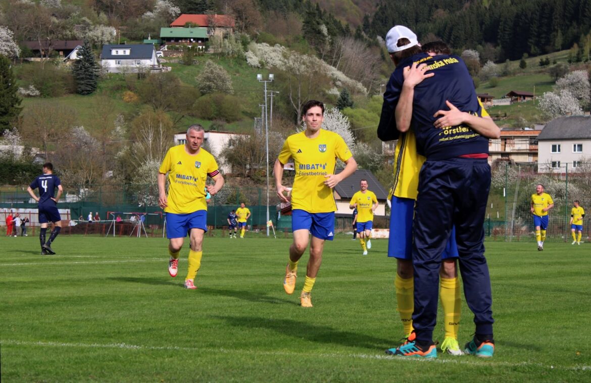 FUTBAL: Detvianska Huta zdolala obhajcu titulu, duel v Hriňovej spoznal víťaza po zmene strán a Látky naďalej stopercentné